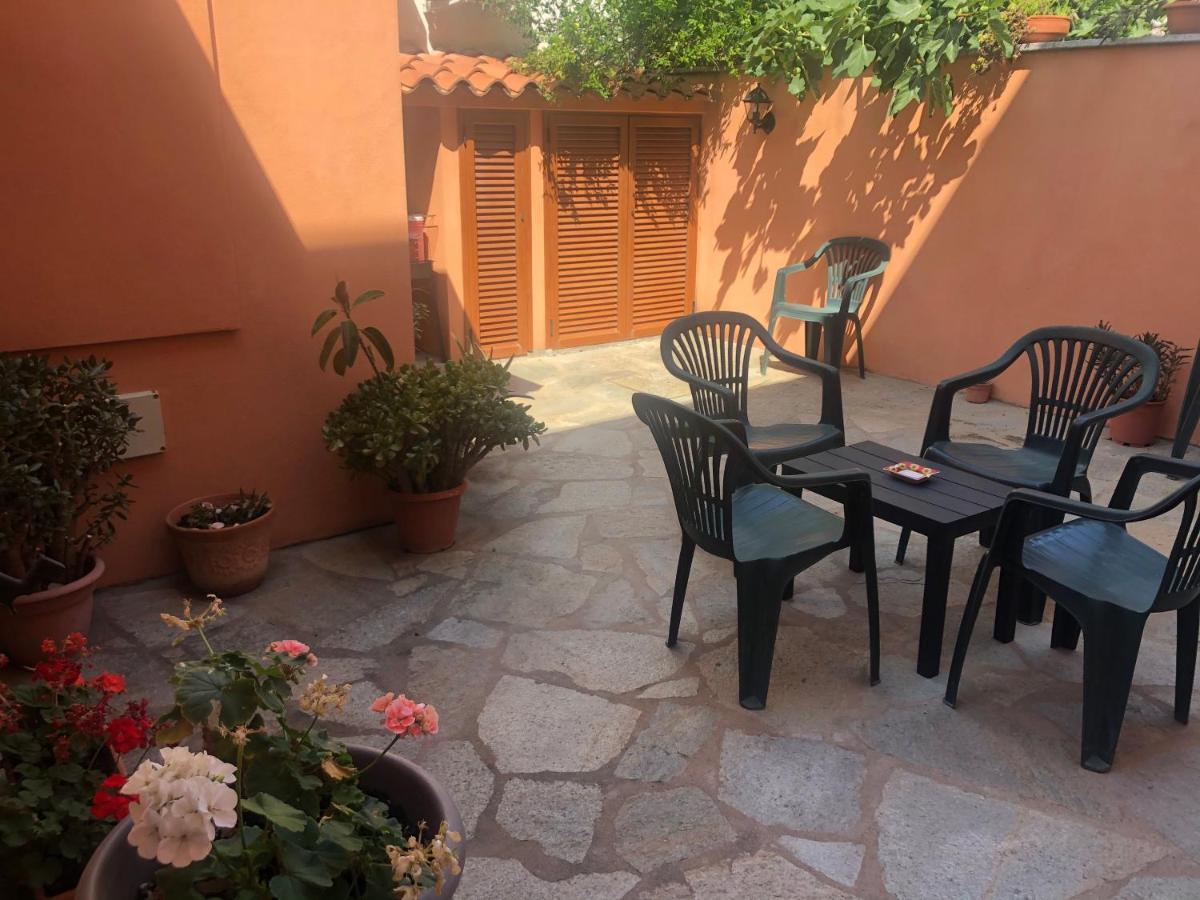 EXCLUSIVE USE- USO ESCLUSIVO - La Maison de Gioel - ENTIRE HOUSE - INTERA CASA - WITH KITCHENETTE - CON CUCININO - WITH WASHING MACHINE - CON LAVATRICE - FREE PUBLIC PARKING IN FRONT OF THE HOUSE - PARCHEGGIO PUBBLICO GRATUITO DIFRONTE ALLA CASA Olbia Esterno foto